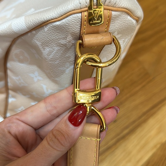 Authentic Louis Vuitton Keepall Bandouliere Gradient Pastel - Picture 14 of 16